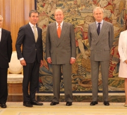 Don Juan Carlos junto al secretario general de la OTAN, el ministro de Defensa, el embajador Representante Permanente de España en el Consejo de la OT